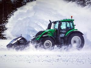 Video: Un tractor autónomo rompe un récord en la nieve