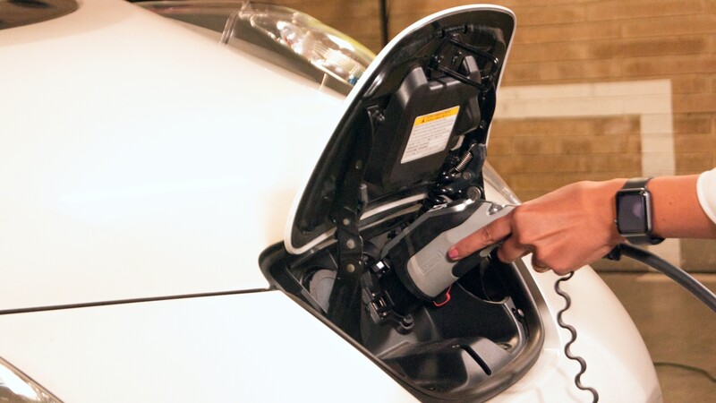 Inauguran estación de recarga para EV en Plaza de las Américas