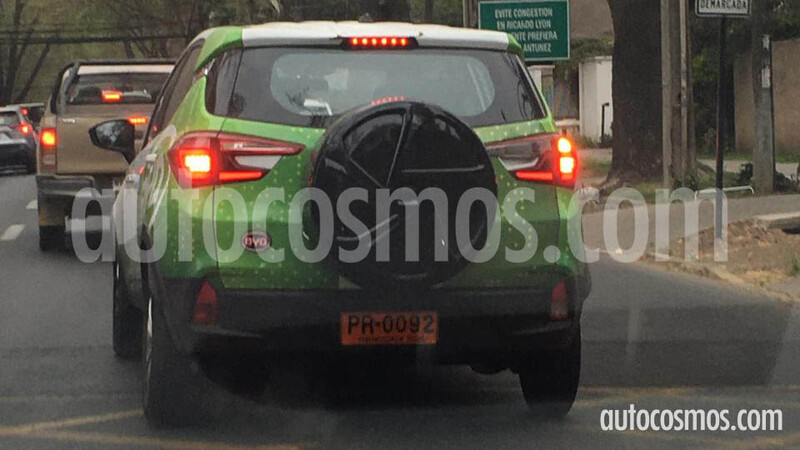 BYD Yuan eléctrico anda girando por Santiago