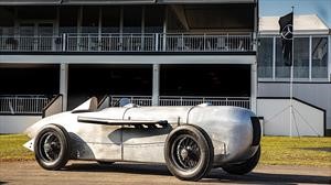 Pebble Beach se deslumbra con una réplica de la primera flecha plateada de Mercedes-Benz