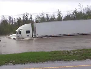 Video: ¿Qué pasa cuando este camión intenta pasar por un camino inundado?