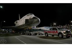 Toyota Tundra arrastra el transbordador Endeavour 
