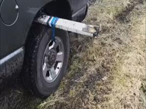 Video: Esta es la mejor manera de sacar su carro del barro
