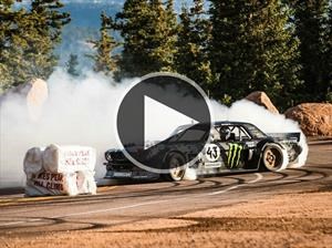 Ken Block derrapa a toda velocidad por Pikes Peak en el poderoso Hoonicorn V2