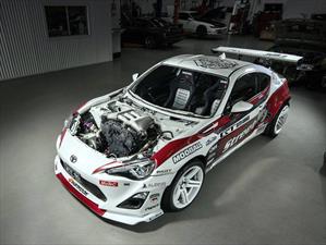 Este Toyota GT86 trae el V6 del Nissan GT-R