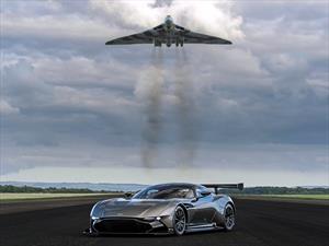 Video: Aston Martin reúne al Vulcan con el Vulcan