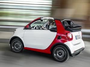 smart fortwo cabrio 2017 tiene un precio inicial de $19,890 dólares