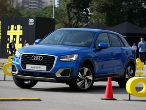 Jugadores del Barcelona manejan el Audi Q2 en el Camp Nou