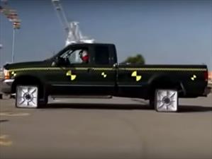 Conoce la pick up con ruedas cuadradas