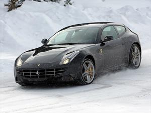 Disfrutando el Ferrari FF al máximo en la nieve