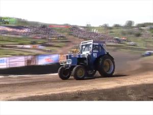 Video: Carrera de tractores en Rusia