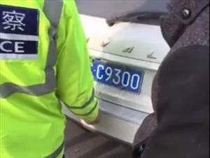 Video: mirá como alteraba la patente este conductor chino