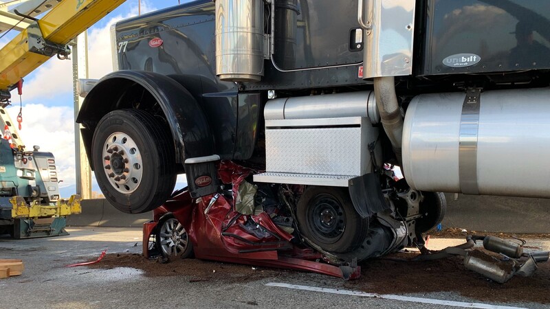 ¿Cómo puede alguien sobrevivir en un automóvil aplastado por un tractocamión?