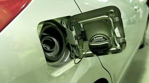 ¿Por qué los autos tienen la tapa de combustible del lado derecho o izquierdo?