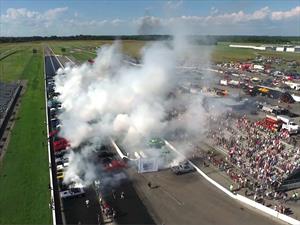 Video: establecen récord Guinness de autos quemando caucho