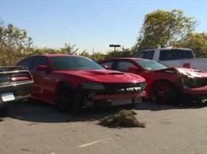 Asaltantes roban muscle cars y chocan de inmediato