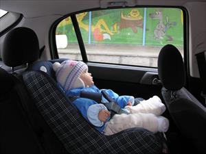 Video: ¿Por qué mi hijo no debe usar chaqueta cuando va en la silla de seguridad?