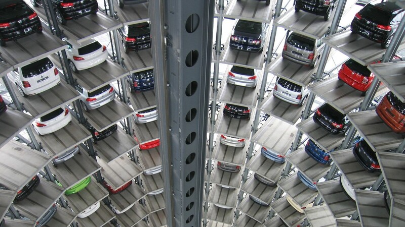 Roban decenas de automóviles nuevos en la planta de Volkswagen en Wolfsburg, Alemania
