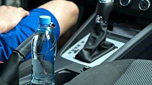 Ojo con el agua embotellada que deja durante largos periodos en su automóvil