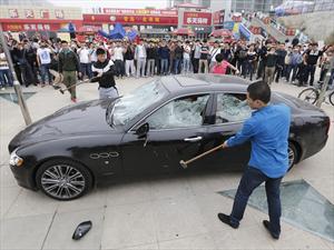 Le vendieron un Maserati y recibió un "Masserati" que destruyó a golpes