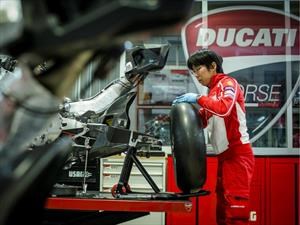 ¿Qué requiere más piezas: un carro de competencia o una moto de carreras?