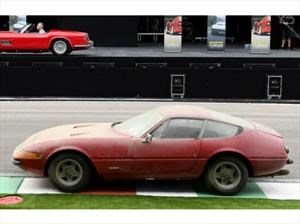 Un Ferrari 365 GTB/4 Daytona muy polvoso y único es subastado en un precio récord