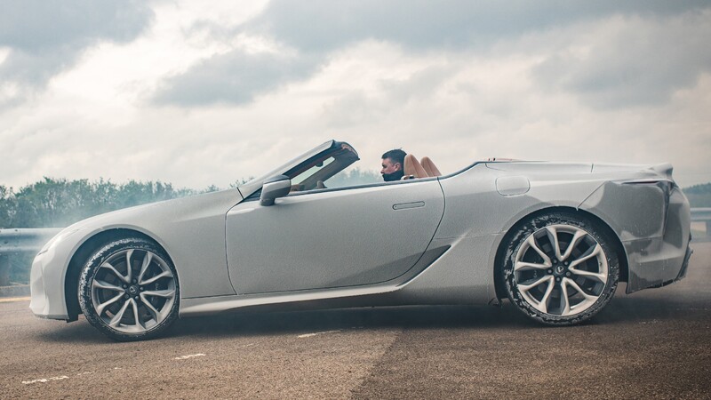 Video: Congelaron un convertible durante 12 horas y después lo probaron en pista