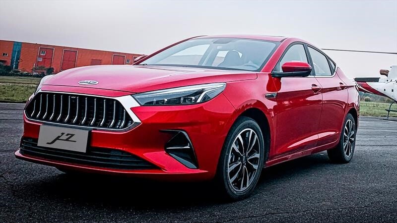 JAC J7 2021 llega a México, el sedán chino que planea robarle el trono al Jetta y Mazda3