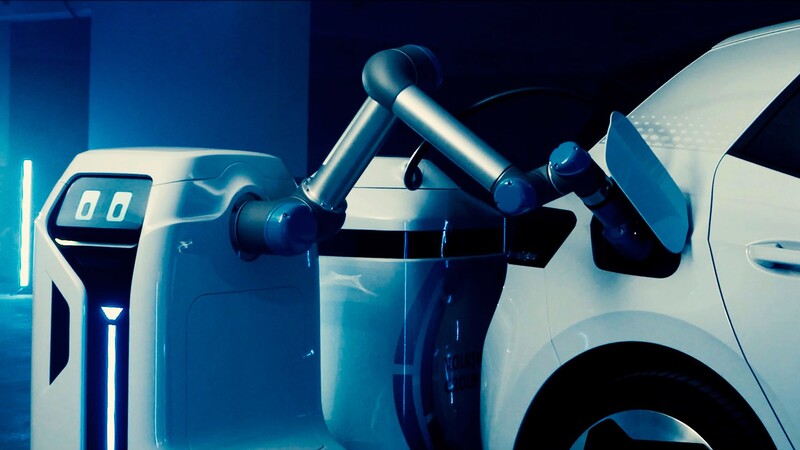 Desarrollan robot que recarga los autos eléctricos