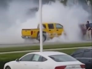 Video: Conductor entra en shock y quema las llantas de su carro