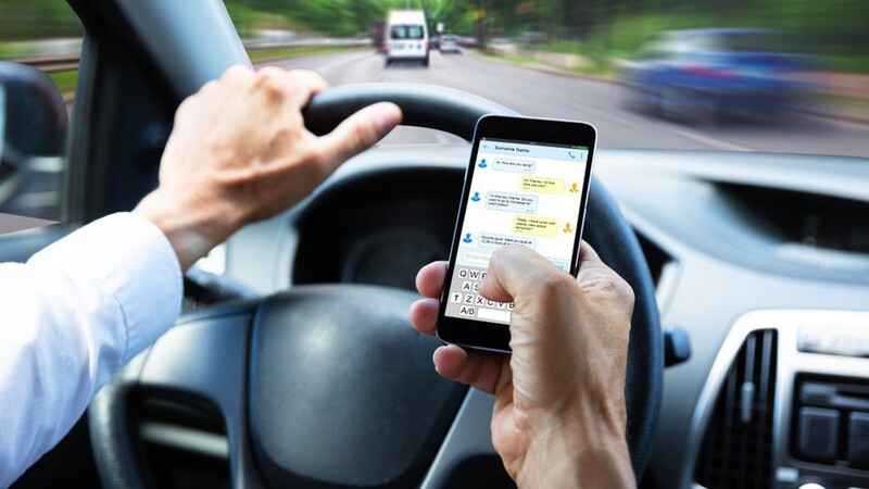 Por qué no es bueno hablar o escribir en el celular al conducir, según la ciencia