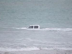 Al agua pato en su Toyota Hilux