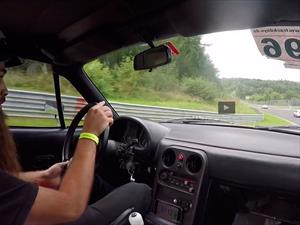 Video: Un Mazda MX-5 desafía a Ferrari y a Porsche