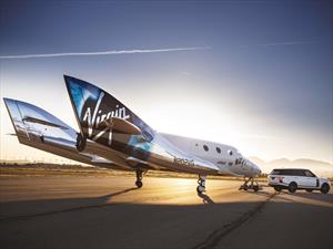 Un Range Rover remolca a la aeronave Virgin Galactic II