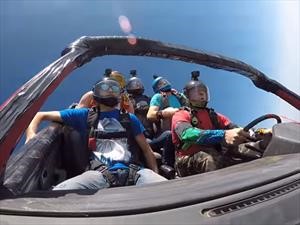 Paracaidistas se lanzan desde el aire a bordo de un automóvil
