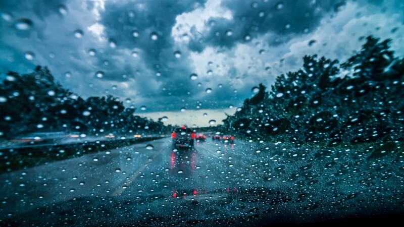 Cómo se debe manejar un automóvil bajo una tormenta o huracán