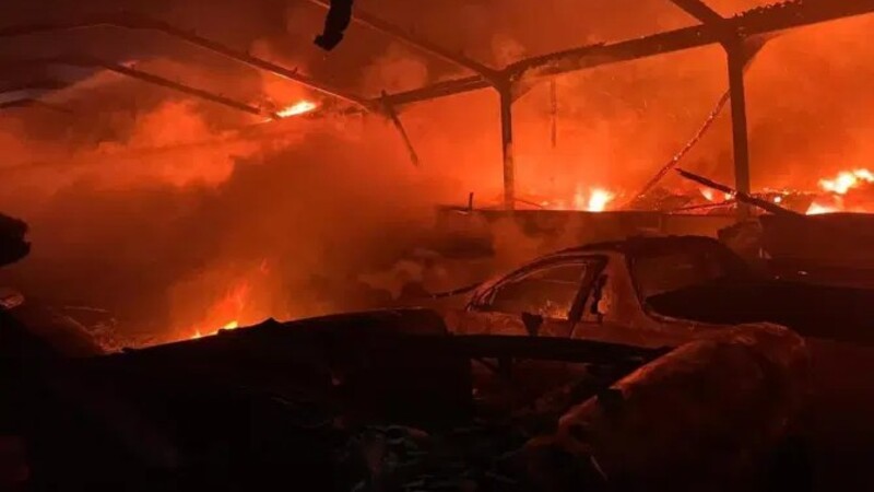 Monumental incendio acaba con dos hangares llenos de superdeportivos y clásicos