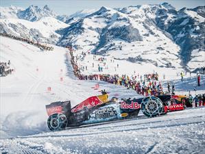 F1 de Red Bull desciende en una pista de esquí