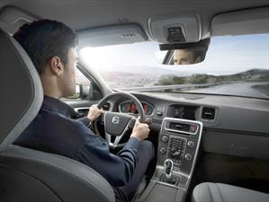 La música a todo volumen en el automóvil puede elevar el riesgo de un accidente
