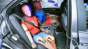 IIHS señala que falta seguridad en los puestos traseros de los autos