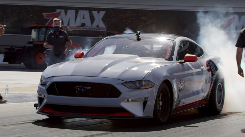 Video: Ford Mustang Cobra Jet vs Mustang Mach-E, duelo de eléctricos