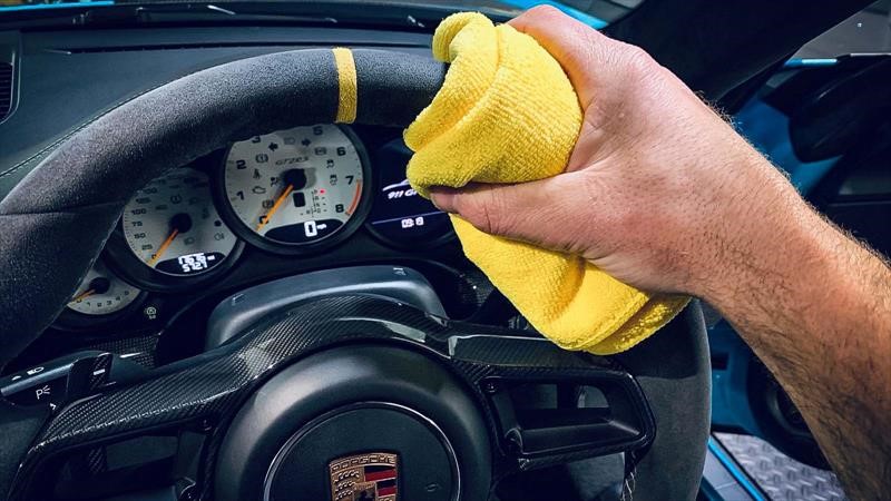 Así debes limpiar las superficies de Alcántara en tu carro