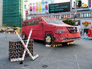 Dodge Grand Caravan construida con latas
