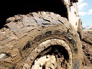 ¿Cómo sacar un auto, SUV o pickup del barro?
