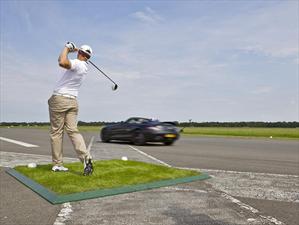 Mercedes-Benz SLS AMG Roadster atrapa bola de golf a 200 Km/h