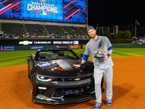 Jugador más valioso de baseball recibe un Chevrolet Camaro