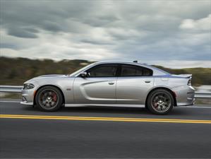 Dodge Charger SRT Hellcat 2015 tiene un consumo de 16 mpg