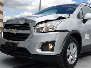 Los hombres se estrellan más en carros blancos y en superficie seca