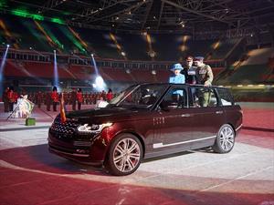 Reina de Inglaterra tiene una Range Rover Hybrid a cielo abierto