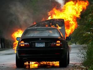 ¿Qué hacer si un automóvil se incendia?